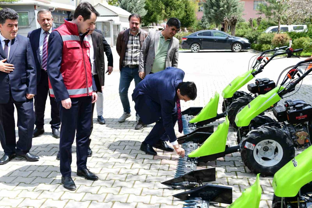 Çatak’ta çiftçilere hibe destekli makine ve ekipman dağıtıldı