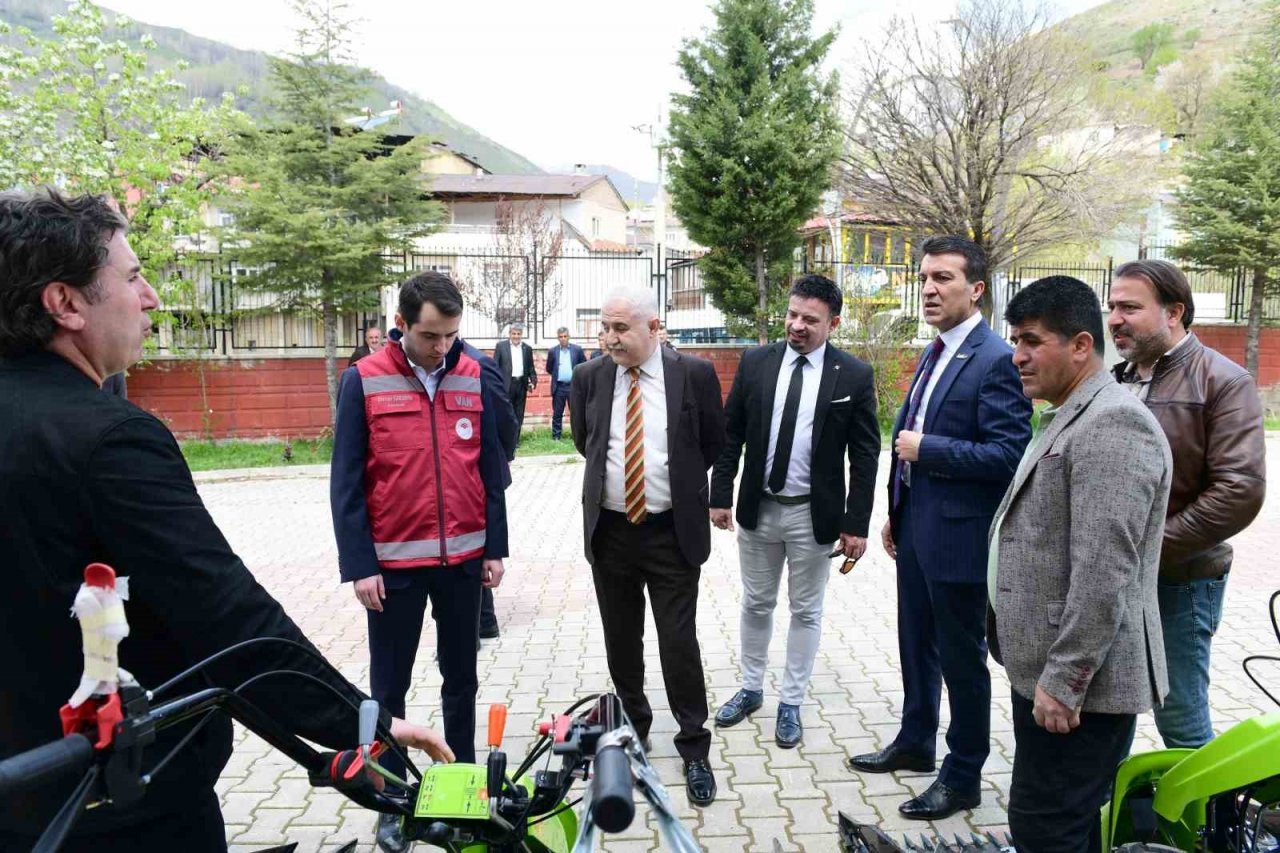 Çatak’ta çiftçilere hibe destekli makine ve ekipman dağıtıldı