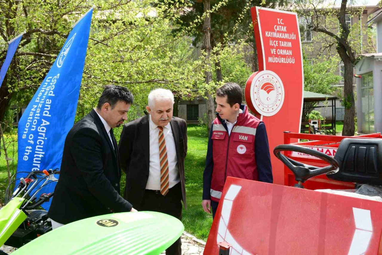 Çatak’ta çiftçilere hibe destekli makine ve ekipman dağıtıldı