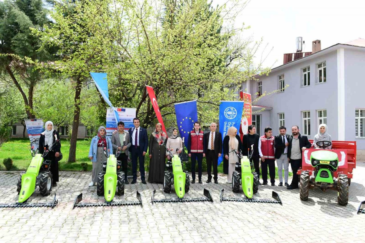 Çatak’ta çiftçilere hibe destekli makine ve ekipman dağıtıldı