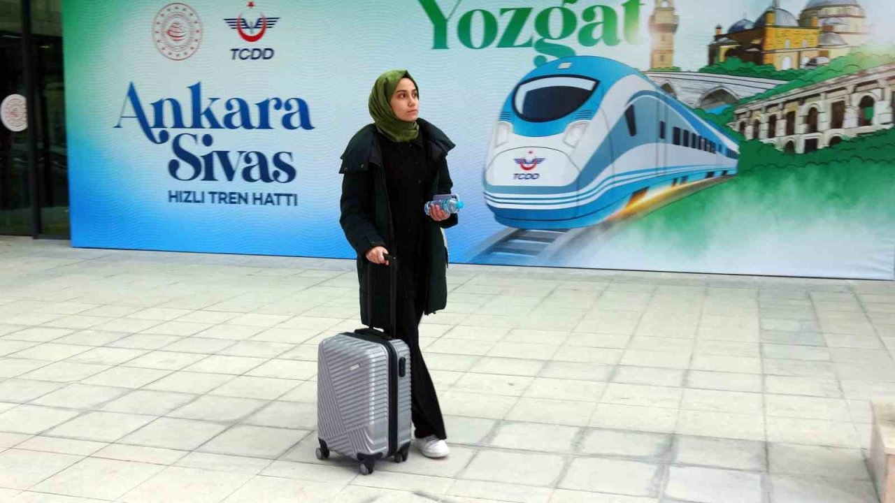 Yozgat’ta YHT’nin ilk ücretsiz yolcuları Ankara ve Sivas’a hareket etti
