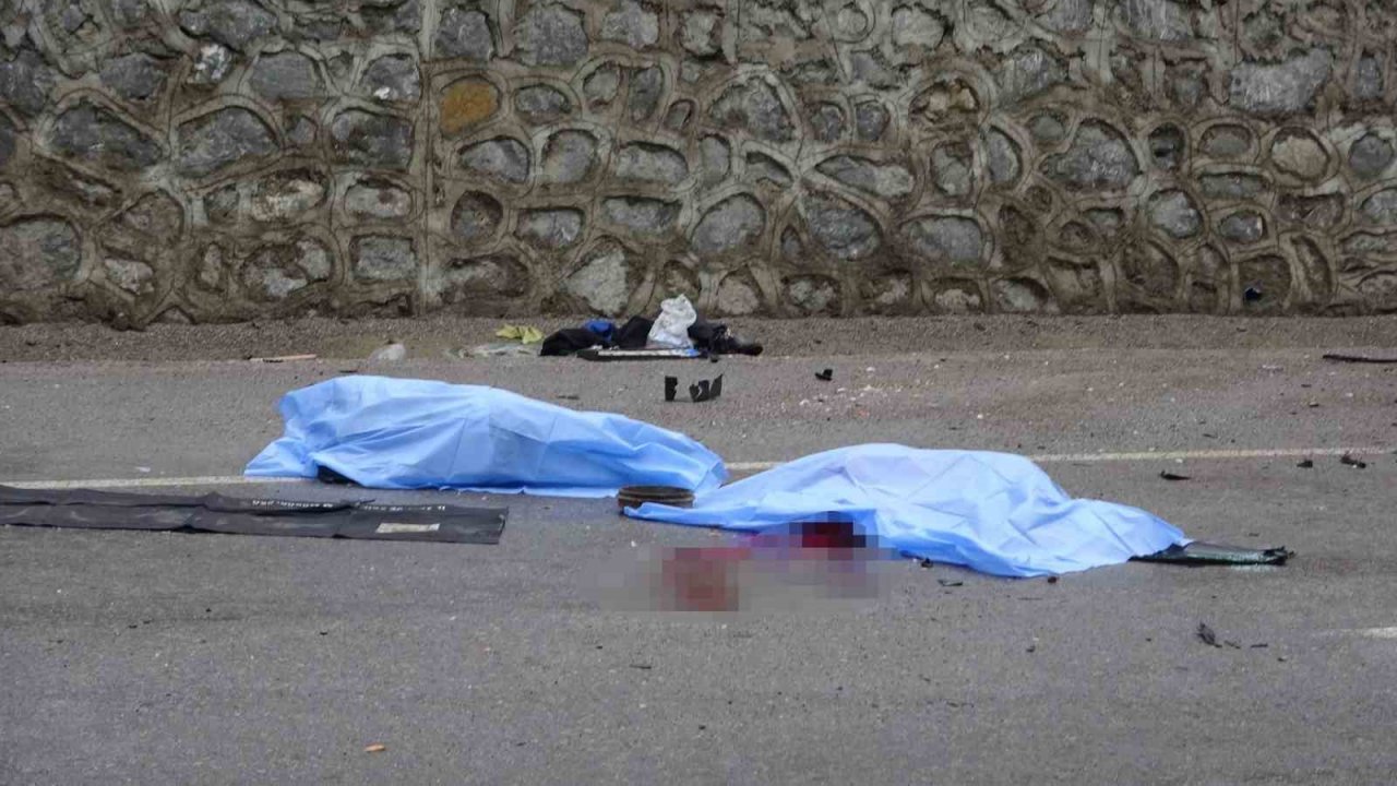 Tofaş hurdaya döndü: 3 ölü, 1 yaralı