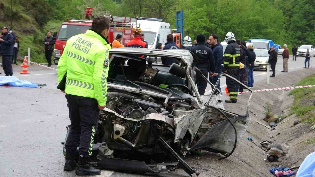 Tofaş hurdaya döndü: 3 ölü, 1 yaralı