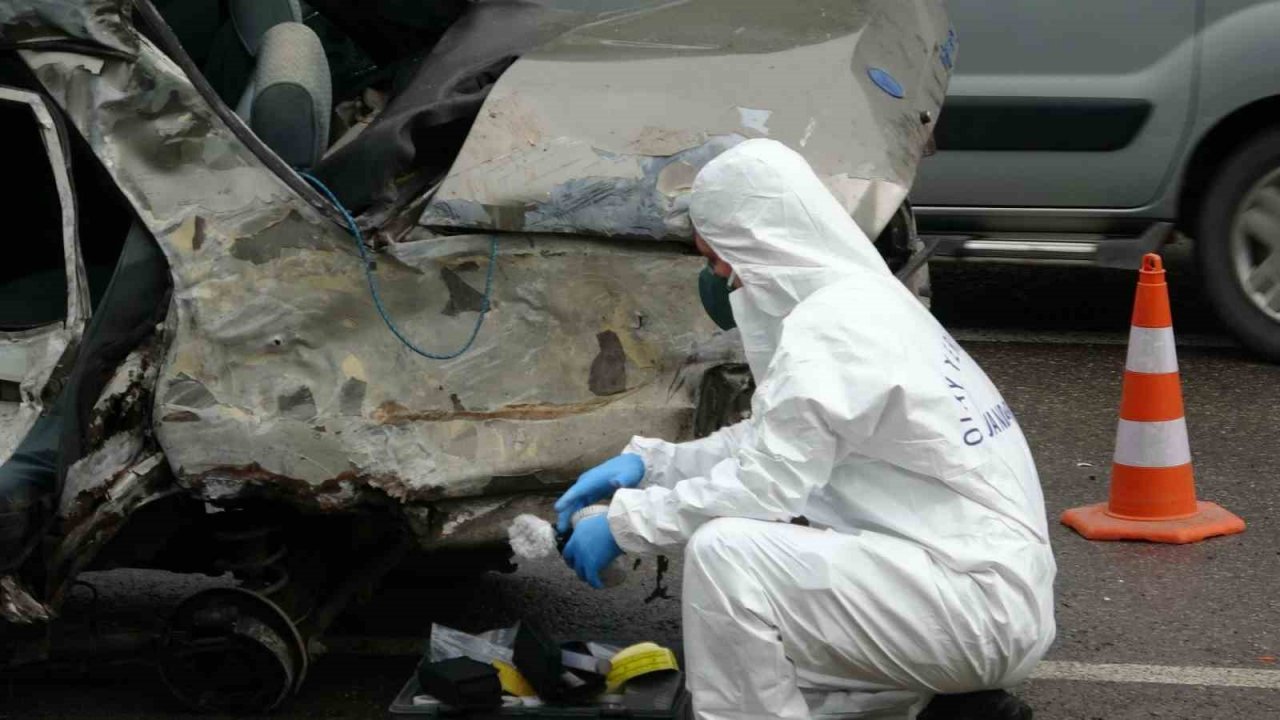 Tofaş hurdaya döndü: 3 ölü, 1 yaralı