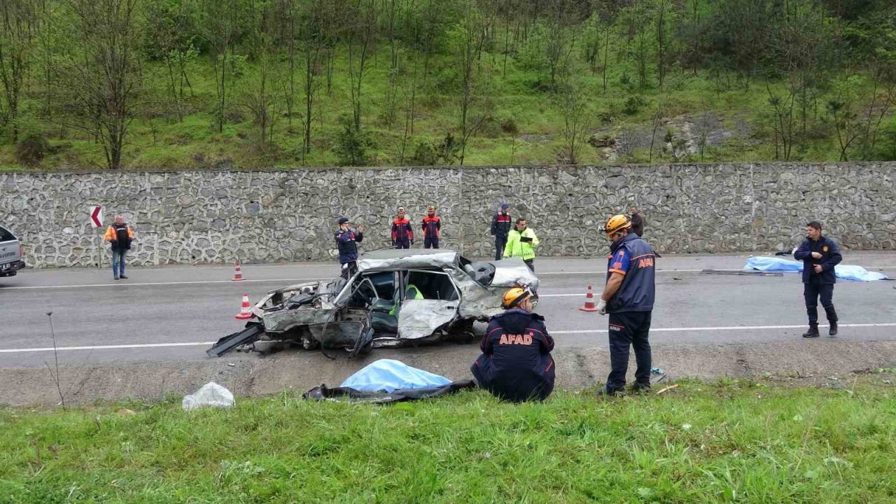 Tofaş hurdaya döndü: 3 ölü, 1 yaralı