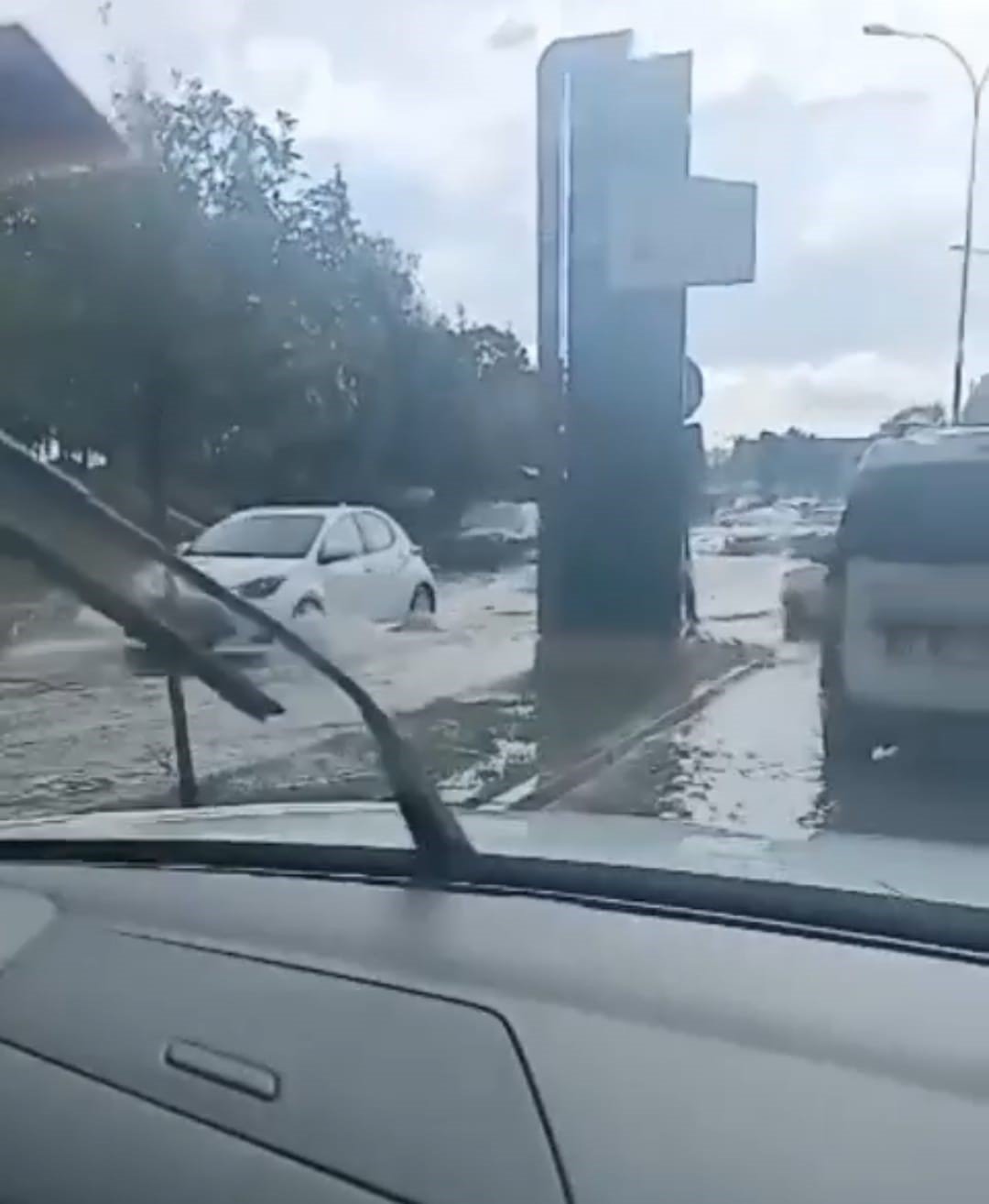 Yağmur ve doluya yakalanan öğrenciler zor anlar yaşadı