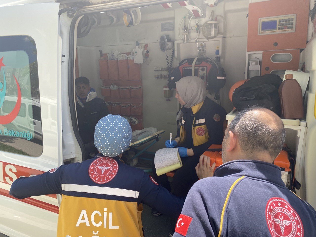 Üç aracın karıştığı kazada 2 kişi yaralandı