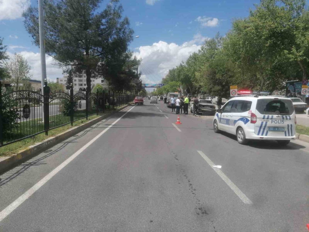 Üç aracın karıştığı kazada 2 kişi yaralandı