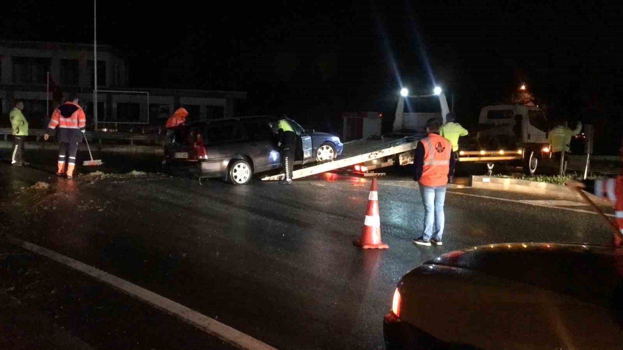 Alkollü sürücü refüje çarparak durabildi