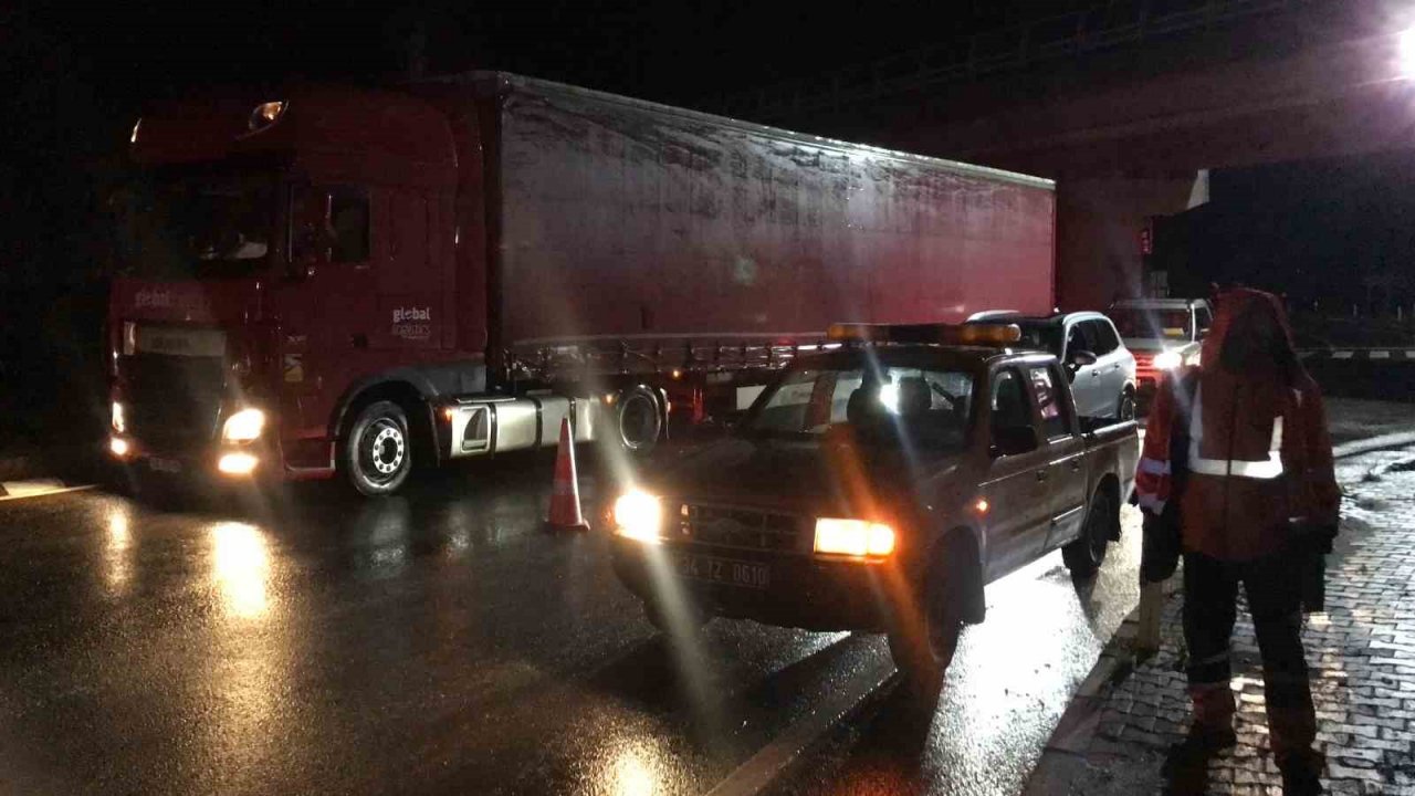 Alkollü sürücü refüje çarparak durabildi