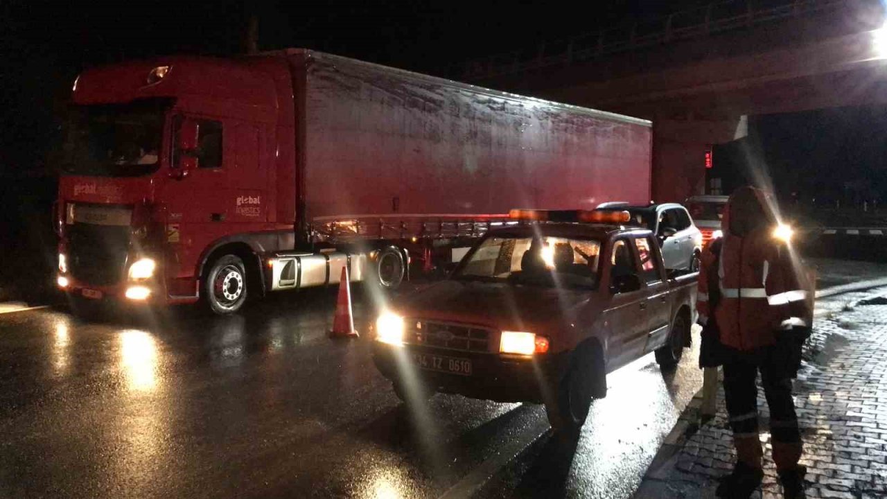 Alkollü sürücü refüje çarparak durabildi