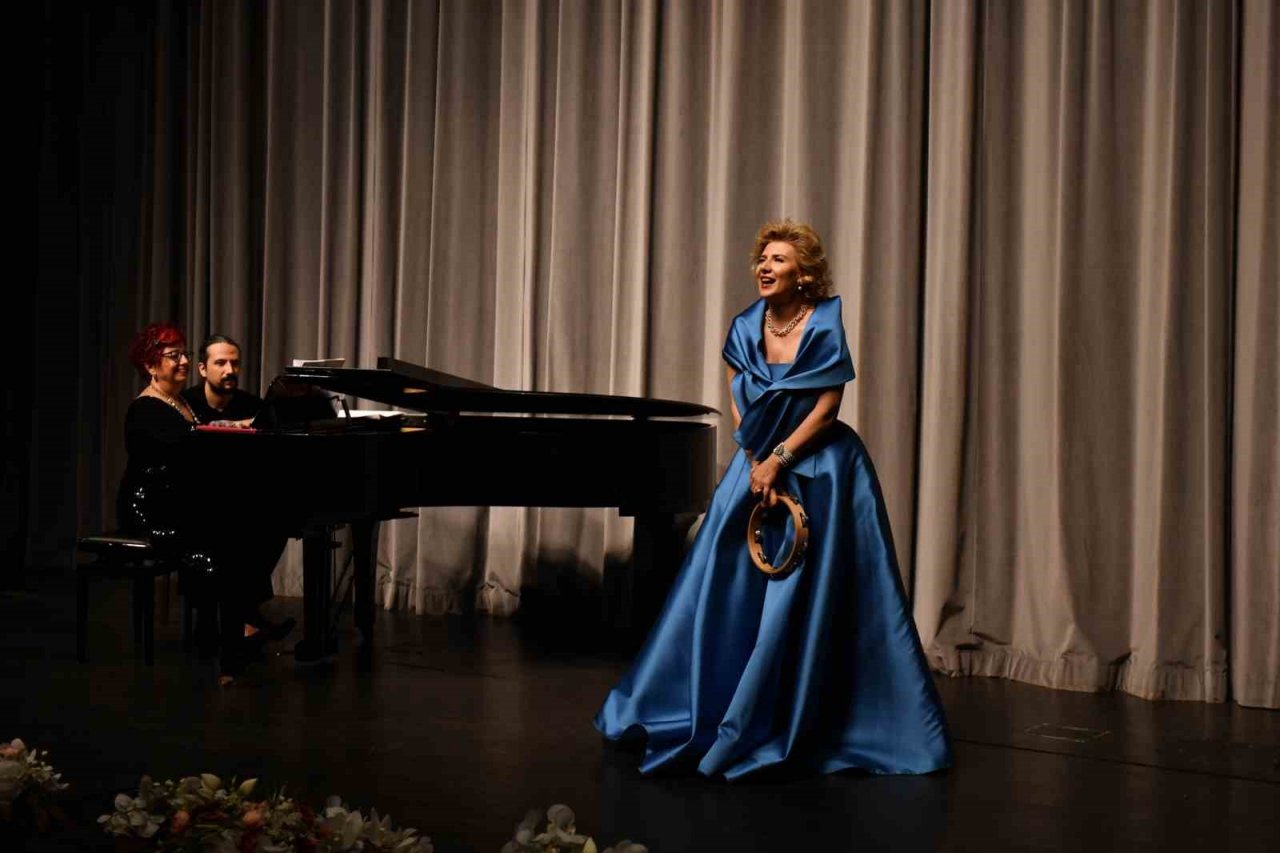 Soprano Esra Abacıoğlu Akcan sanatseverlerle buluştu.