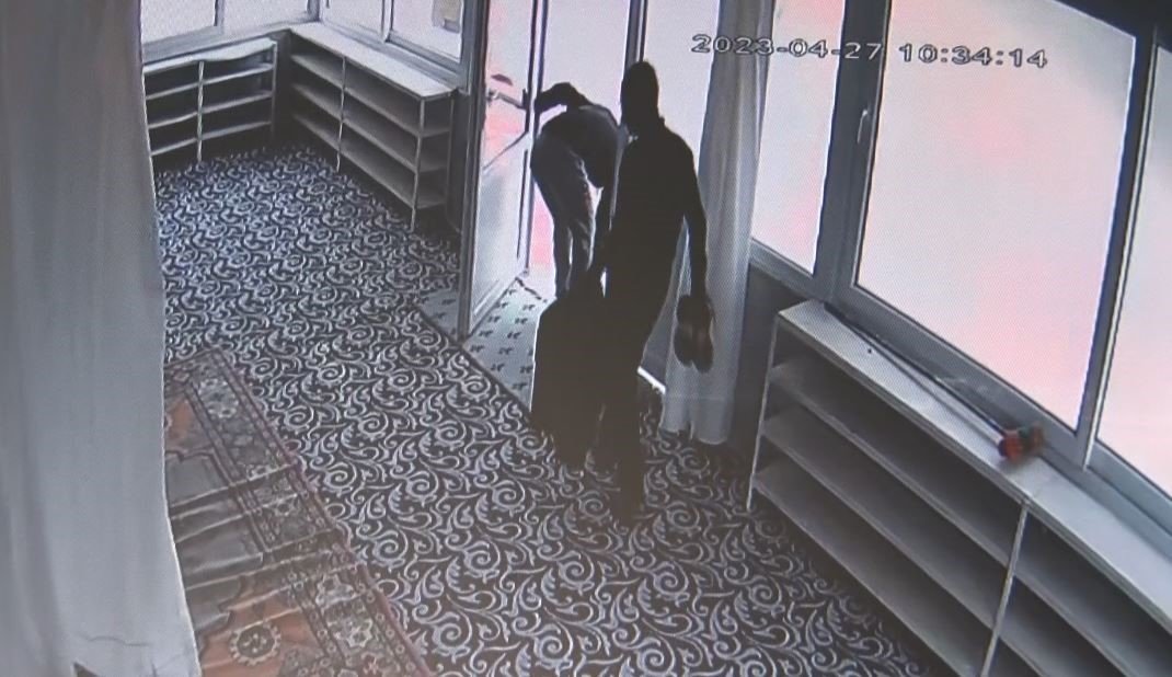 2 hırsız, girdikleri camiden hoparlörü ceketin içine alıp kaçtı