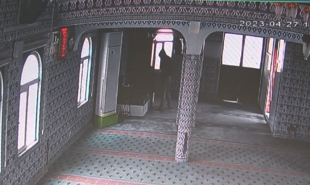 2 hırsız, girdikleri camiden hoparlörü ceketin içine alıp kaçtı