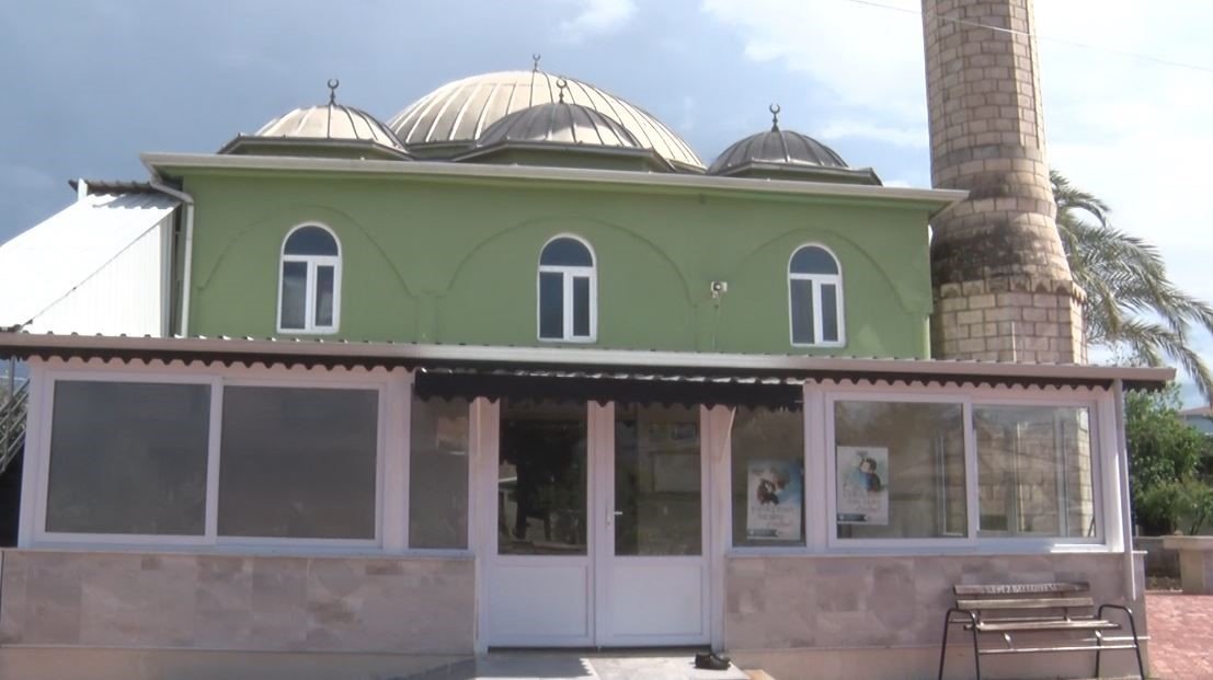 2 hırsız, girdikleri camiden hoparlörü ceketin içine alıp kaçtı