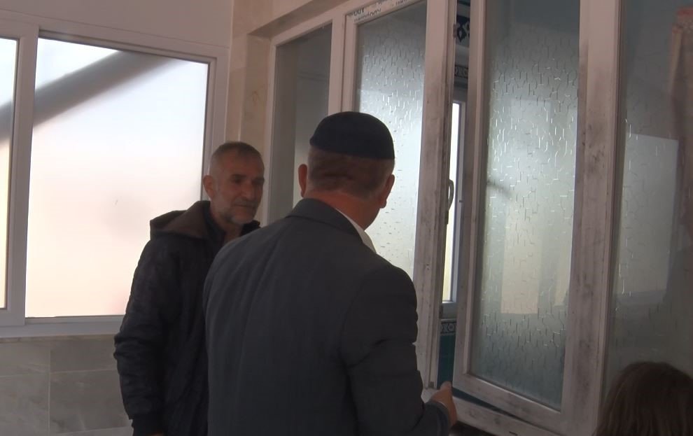 2 hırsız, girdikleri camiden hoparlörü ceketin içine alıp kaçtı