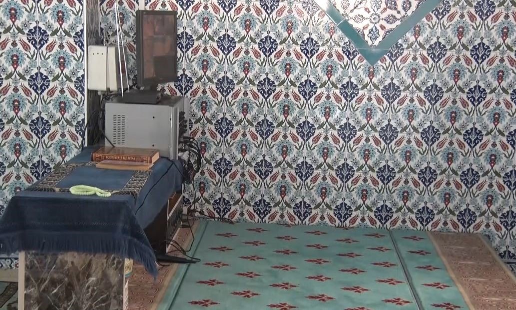 2 hırsız, girdikleri camiden hoparlörü ceketin içine alıp kaçtı