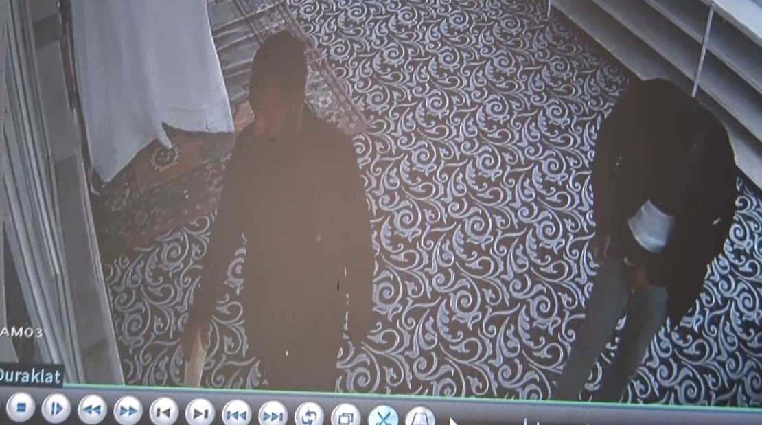 2 hırsız, girdikleri camiden hoparlörü ceketin içine alıp kaçtı