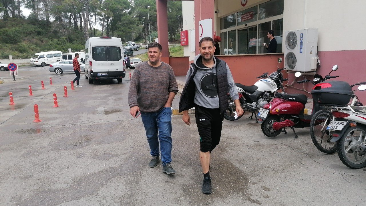 Seçmen bilgi kağıdı dağıtan muhtar, sokak köpeklerinin saldırısına uğradı