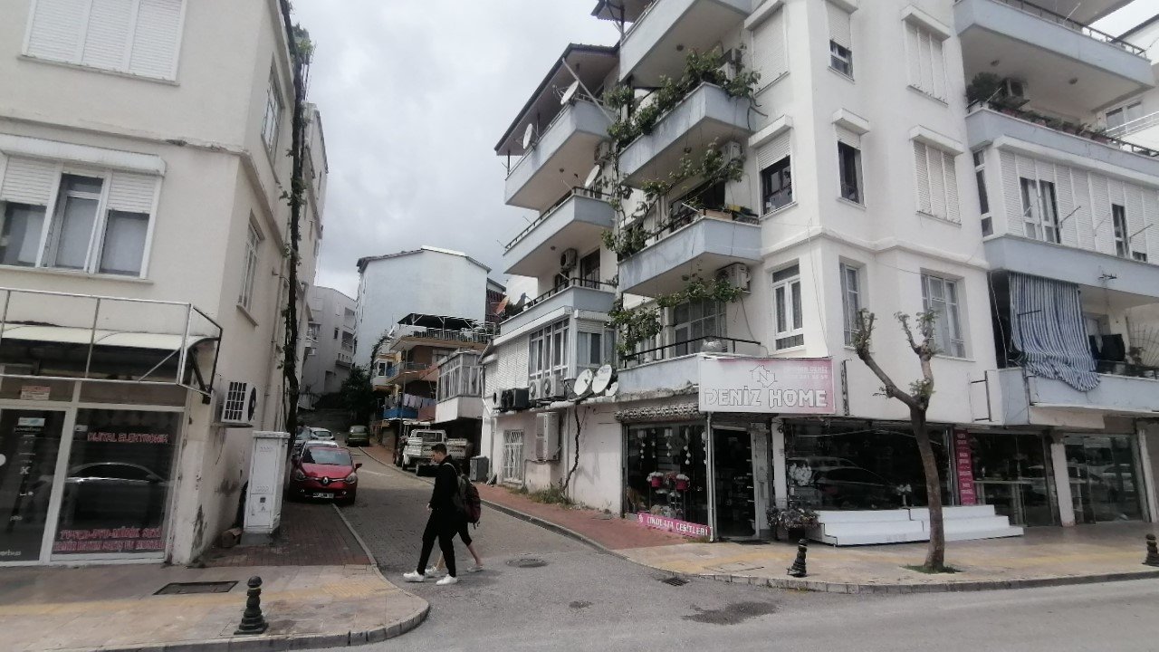 Seçmen bilgi kağıdı dağıtan muhtar, sokak köpeklerinin saldırısına uğradı