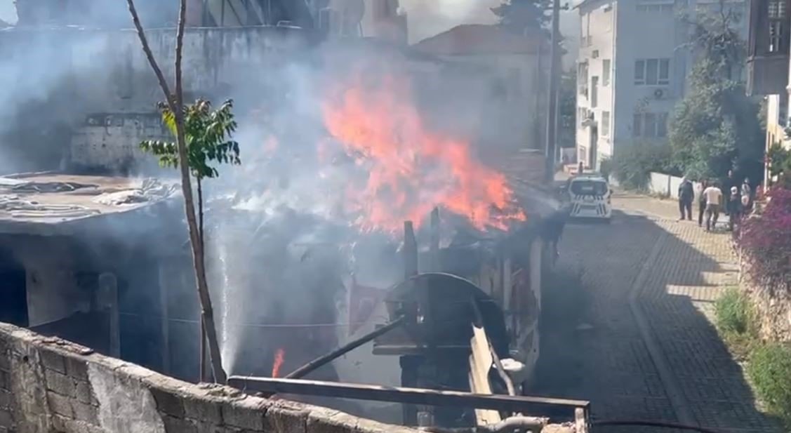 Tarihi mahalledeki ahşap ev alev alev yandı