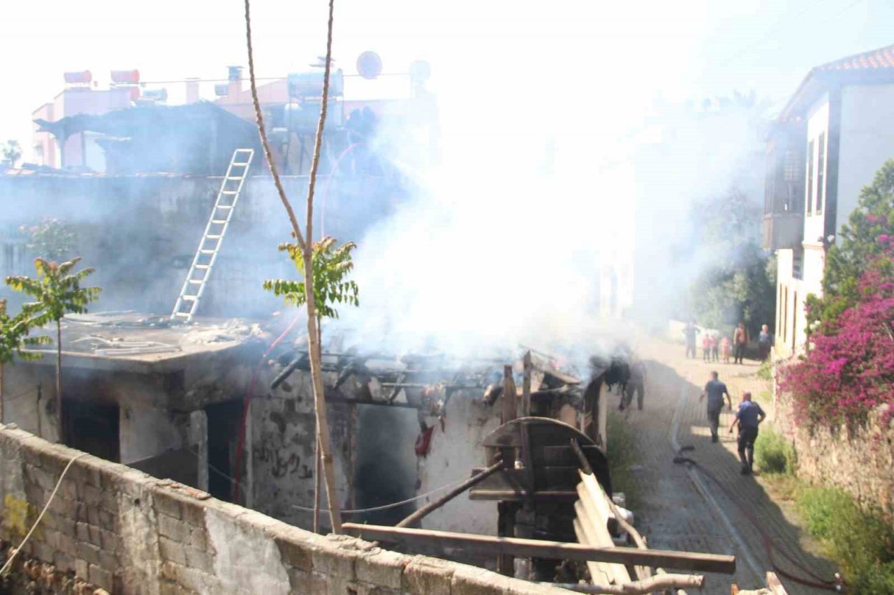 Tarihi mahalledeki ahşap ev alev alev yandı