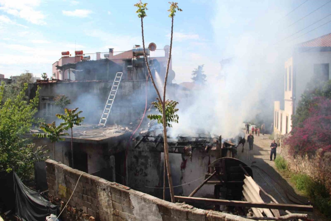 Tarihi mahalledeki ahşap ev alev alev yandı