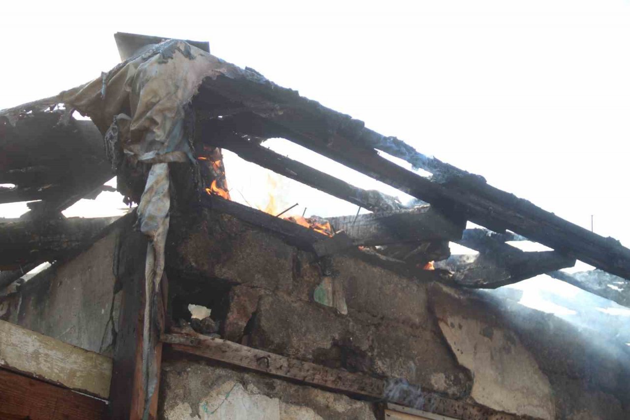 Tarihi mahalledeki ahşap ev alev alev yandı