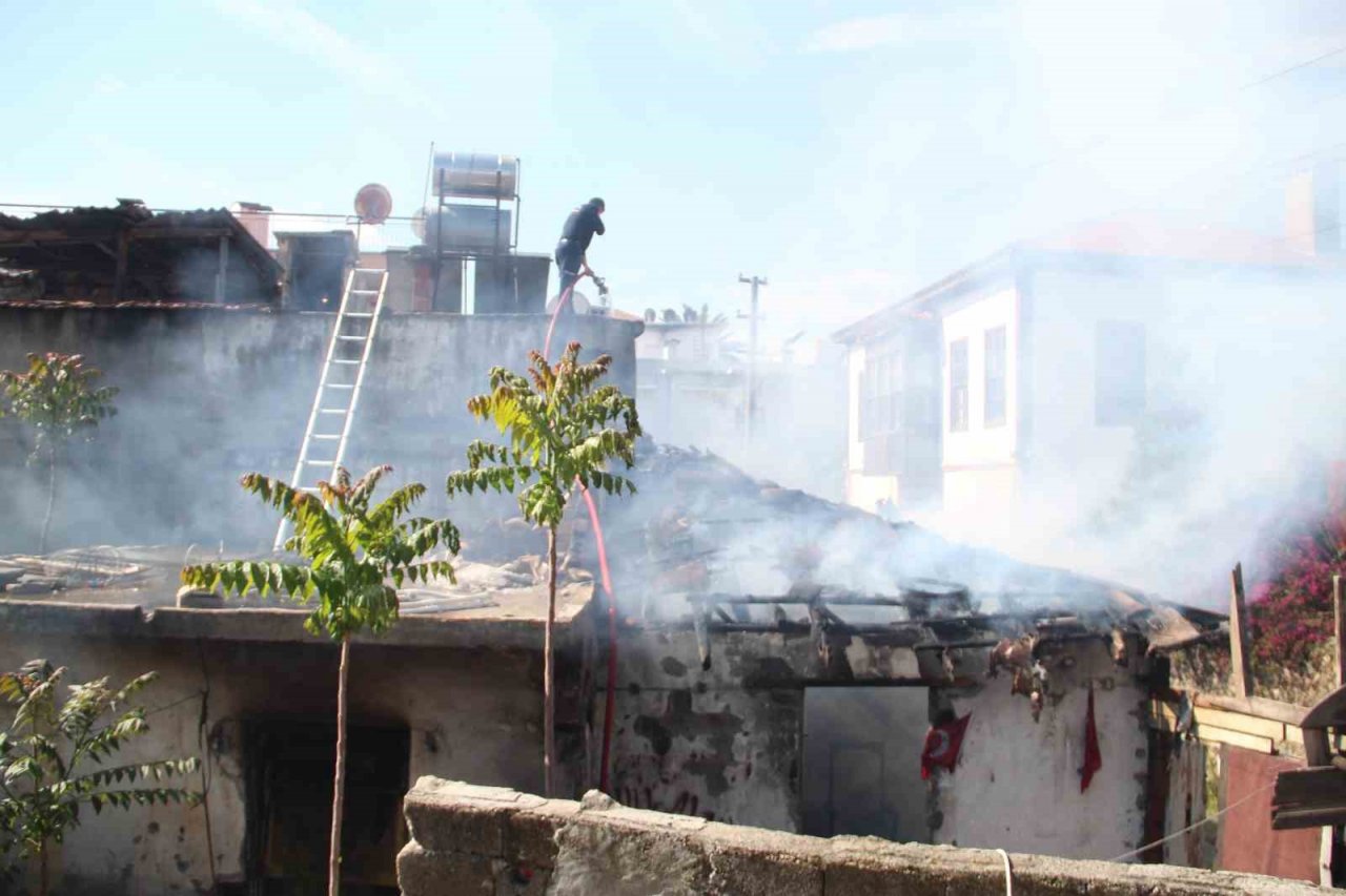 Tarihi mahalledeki ahşap ev alev alev yandı