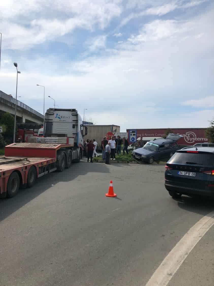 Artvin’de 3 kişinin yaralandığı kaza anı güvenlik kamerasına yansıdı