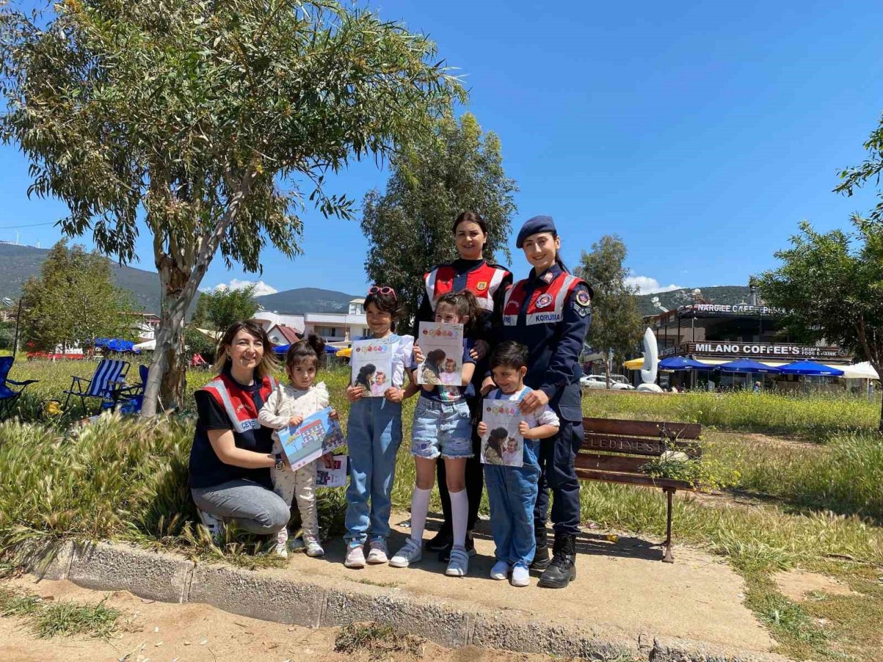 Jandarma ekipleri bilgilendirme çalışmalarını sürdürüyor