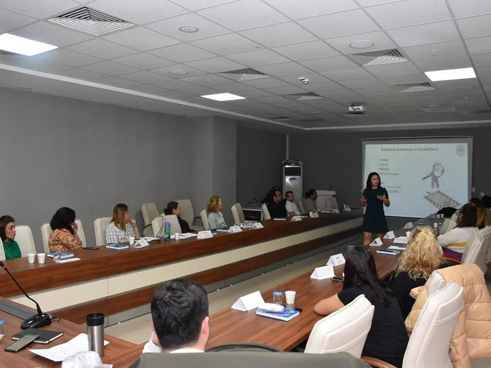 Hastane Afet ve Acil Durum Planı Hazırlama Komisyonu üyelerine eğitim verildi