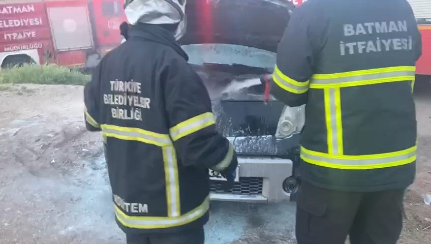 Batman’da park halindeki hafif ticari araç alev aldı