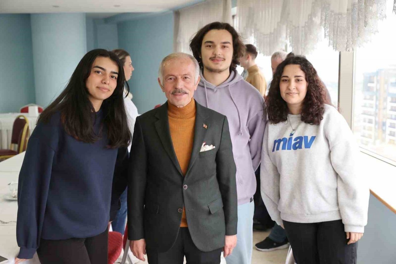 Başkan Aydıner’den stajyerlere ‘tatlı sürpriz’