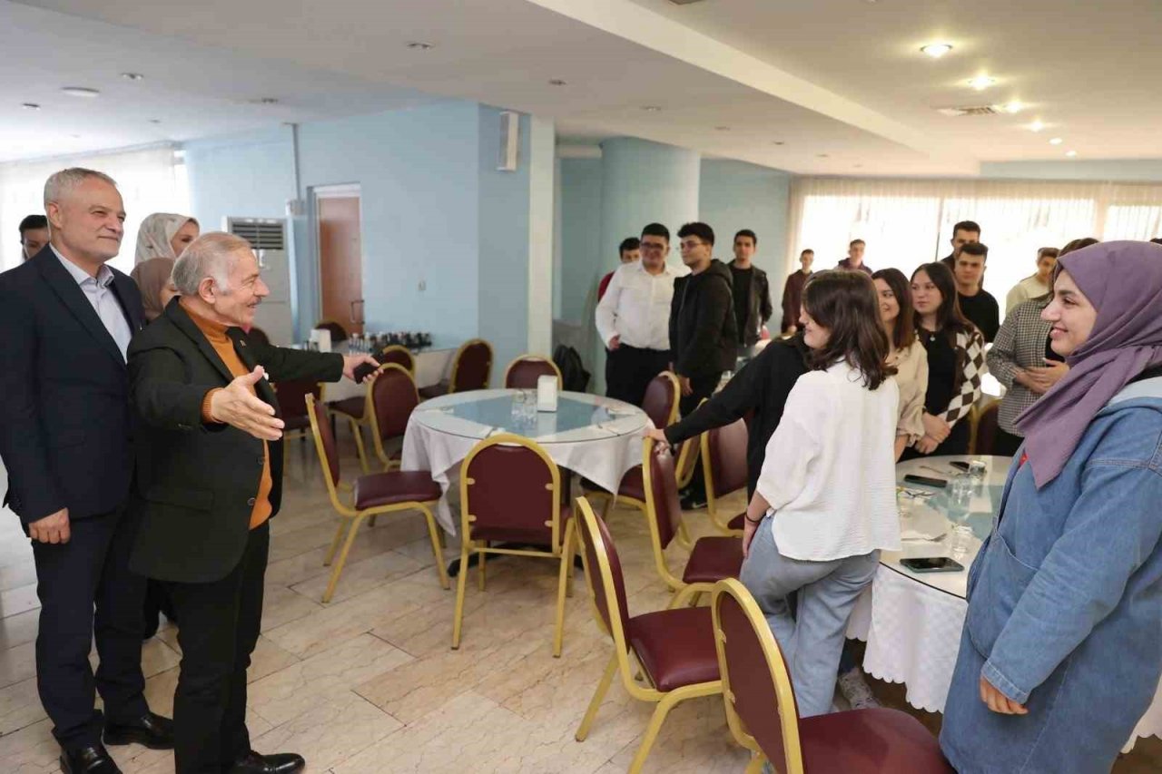 Başkan Aydıner’den stajyerlere ‘tatlı sürpriz’