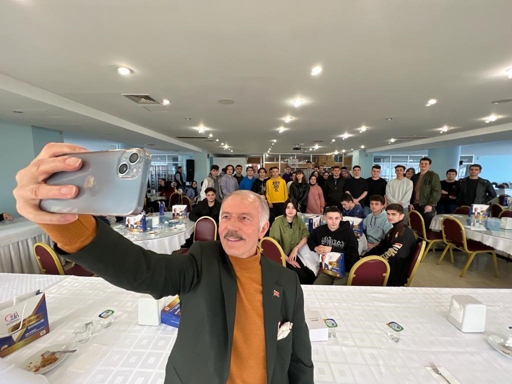 Başkan Aydıner’den stajyerlere ‘tatlı sürpriz’