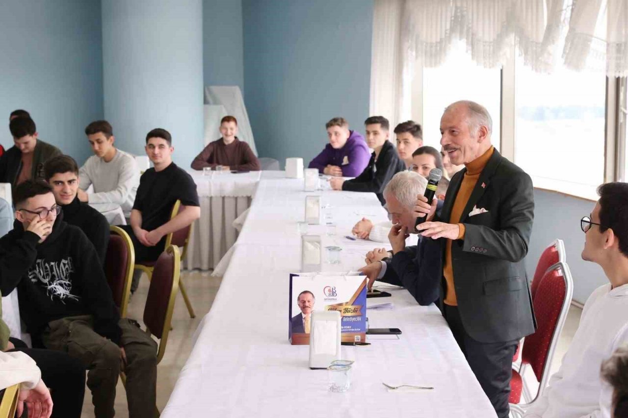 Başkan Aydıner’den stajyerlere ‘tatlı sürpriz’