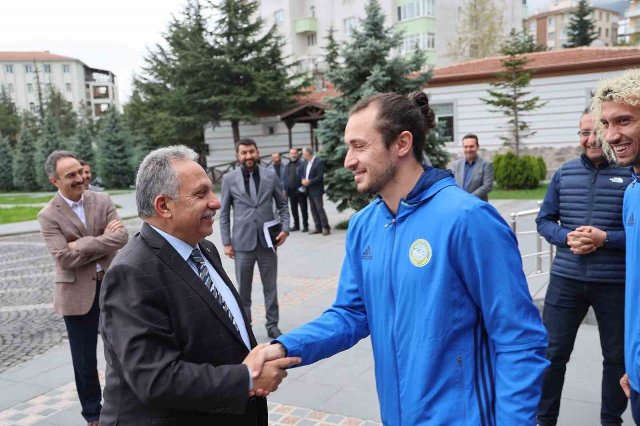 Şampiyonluğu kutlamak yerine deprem bölgesine gönül almaya gittiler