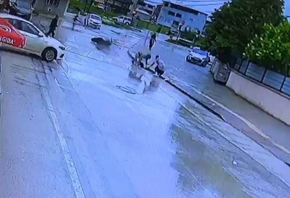 Anne ve çocuğunun ölümden döndüğü anlar kamerada