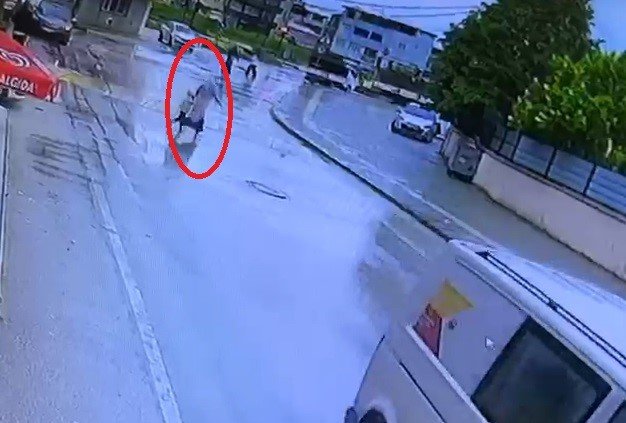 Anne ve çocuğunun ölümden döndüğü anlar kamerada