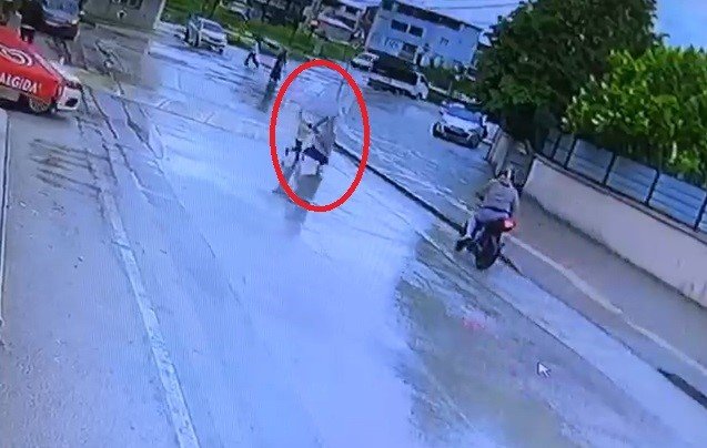 Anne ve çocuğunun ölümden döndüğü anlar kamerada