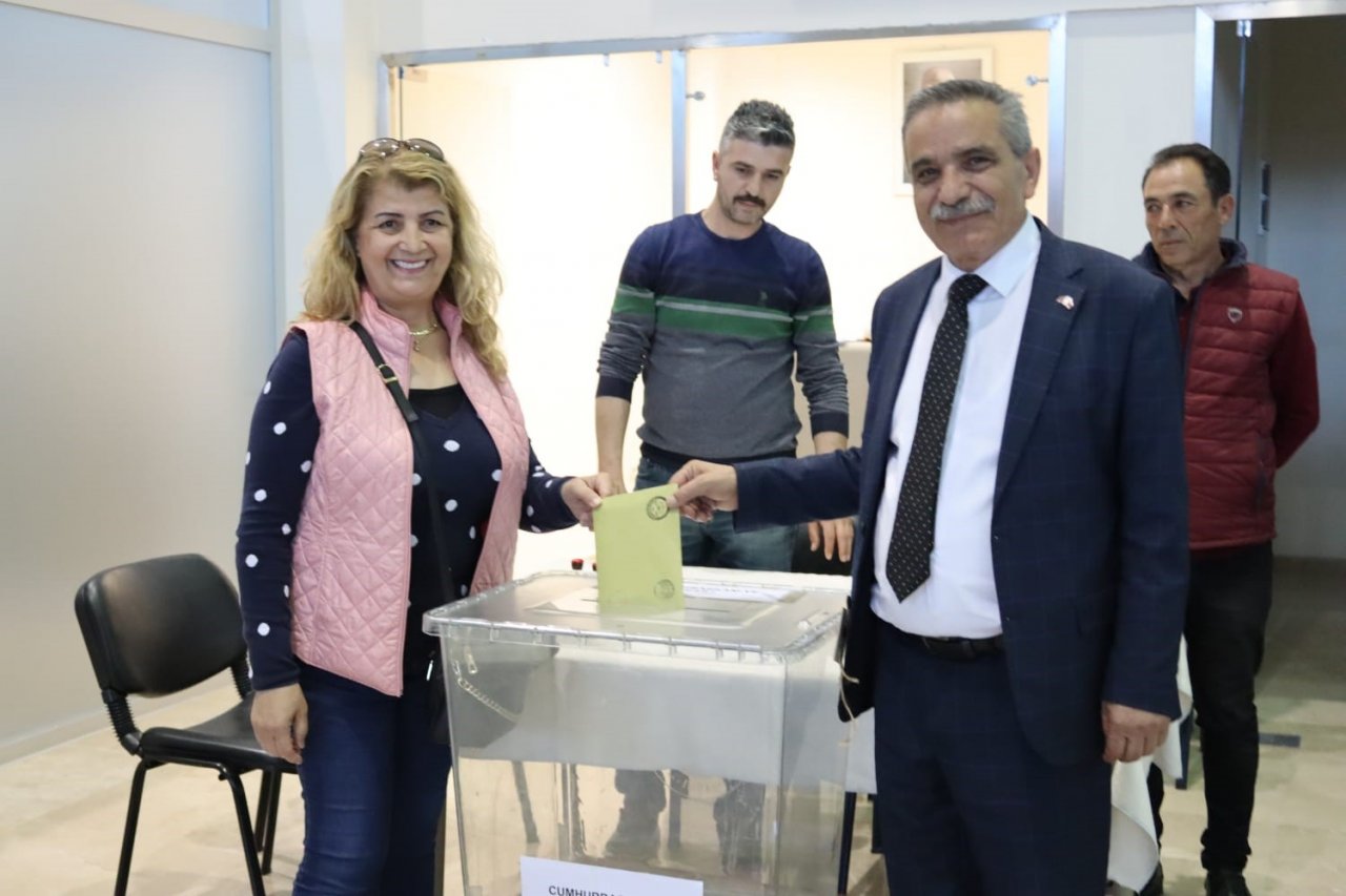 Çardak Havalimanı’nda oy kullanma işlemi başladı