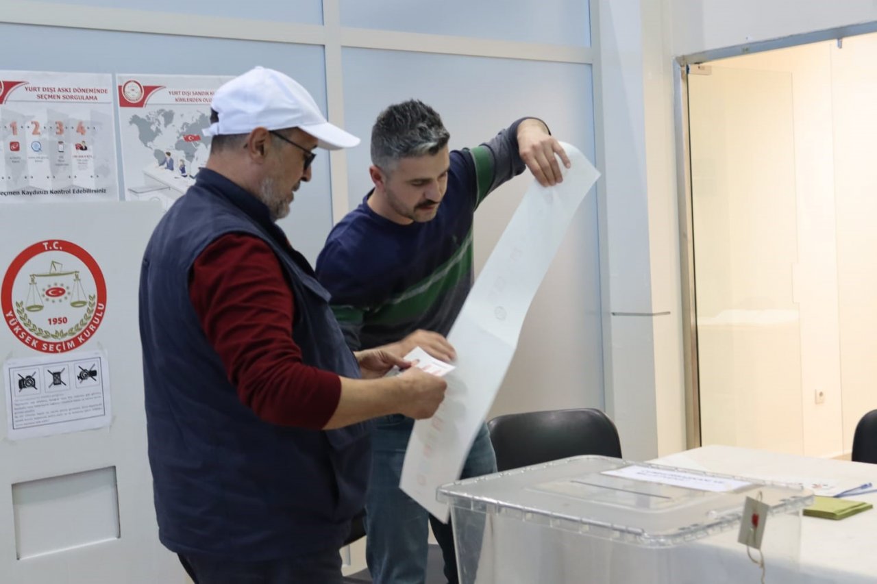 Çardak Havalimanı’nda oy kullanma işlemi başladı