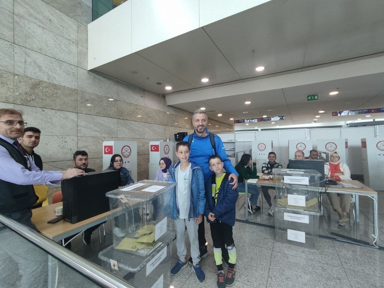 Ankara Esenboğa Havalimanı’nda oy verme işlemi devam ediyor
