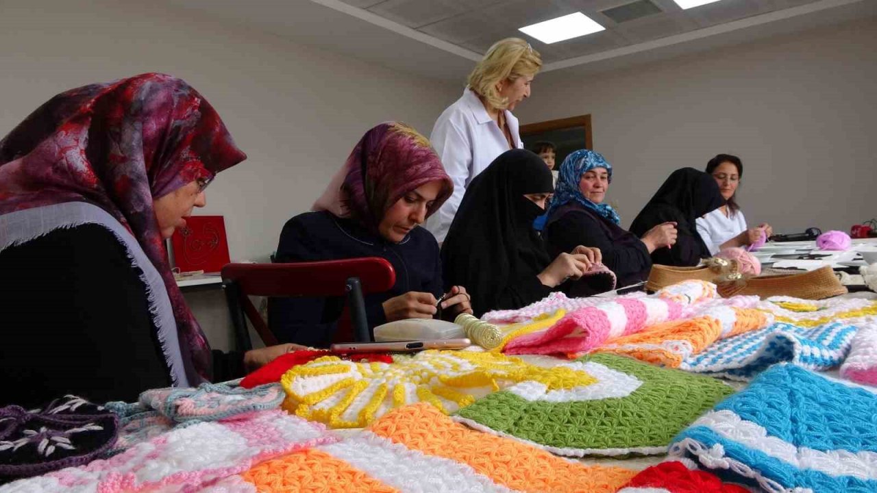 Depremzede kadınlar, el sanatlarıyla depremin izlerini silmeye çalışıyor