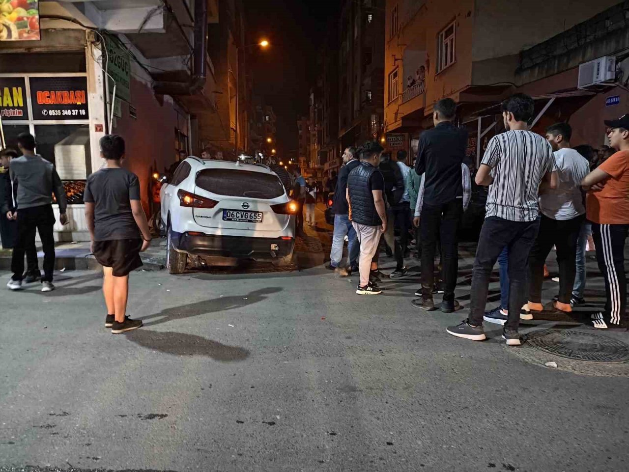 Bismil’de otomobiller kafa kafaya çarpıştı