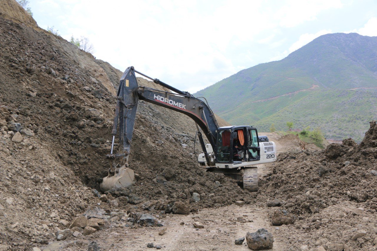 Elazığ’da yol genişletme çalışmaları sürüyor