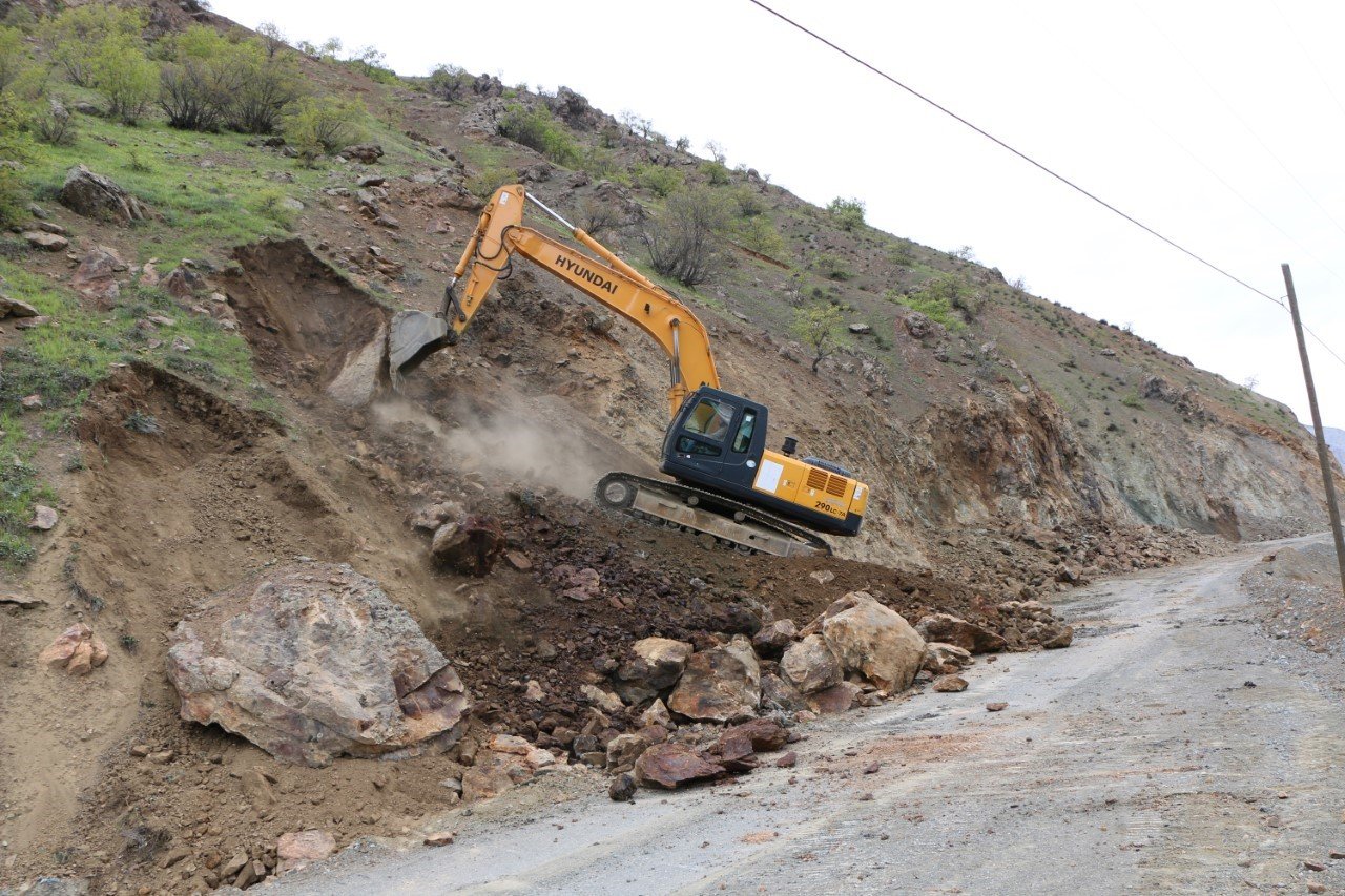 Elazığ’da yol genişletme çalışmaları sürüyor