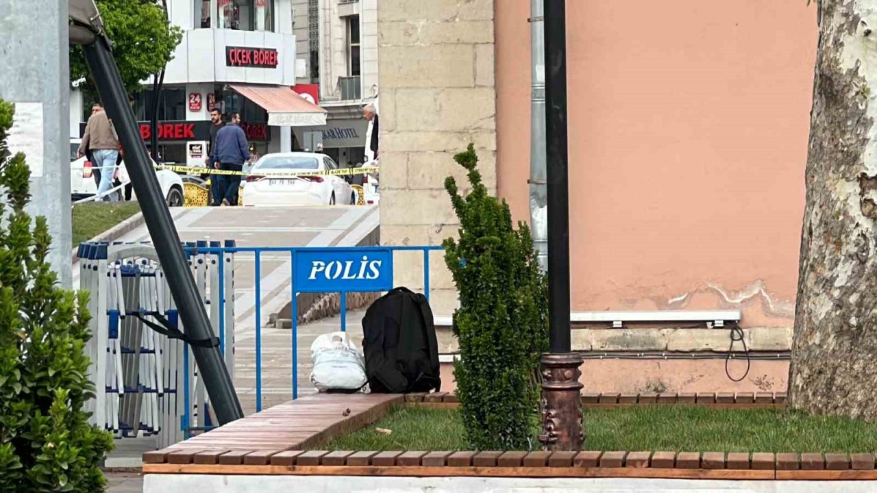 Polisi görünce bırakıp kaçtığı çanta fünyeyle patlatıldı