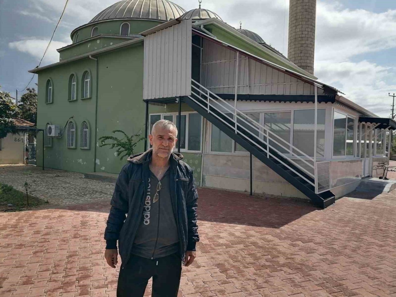 2 hırsız, girdikleri camiden hoparlörü ceketin içine alıp kaçtı